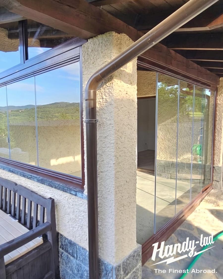 Pergola classica con vetrate scorrevoli e travi in legno – Handy-Lad