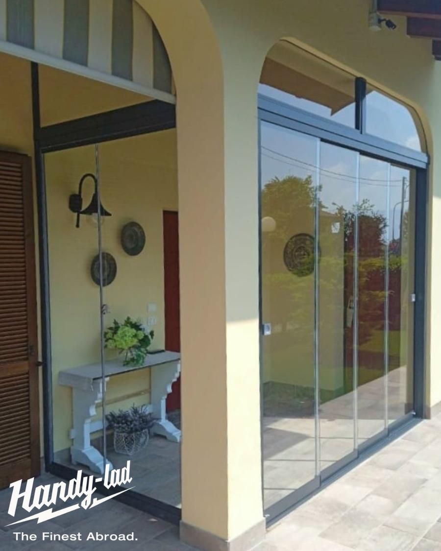 Vetrata panoramica con scuri in alluminio verde – Handy-Lad