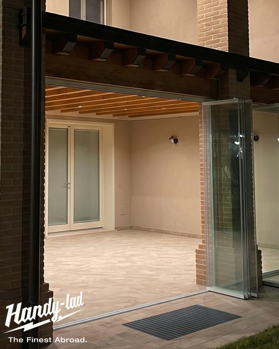 Vetrata scorrevole su veranda con vista colline – Handy-Lad